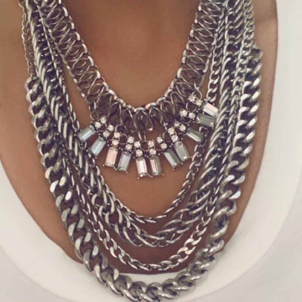 Enjoy this multi-chain necklace added with a little sparkle✨